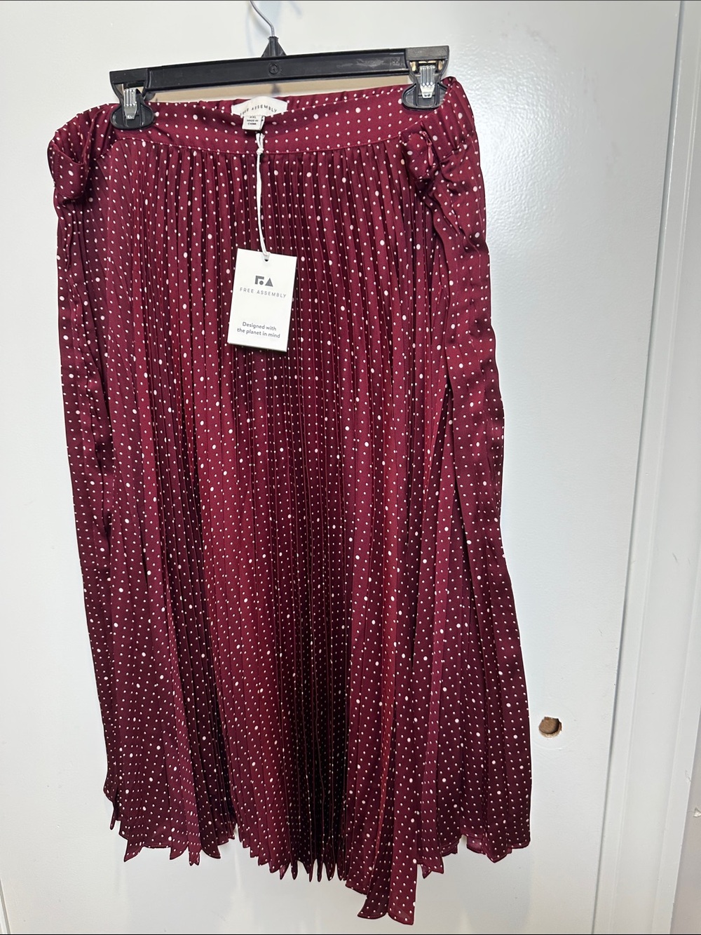 Free Assembly Women's Burgundy Polka Dot Pleated Skirt (61)